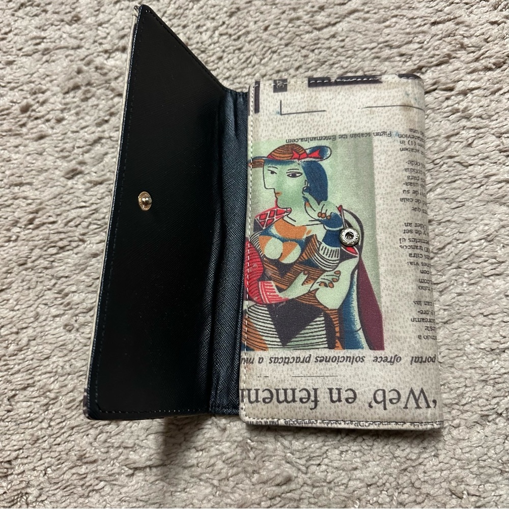 Wallet designed as a newspaper